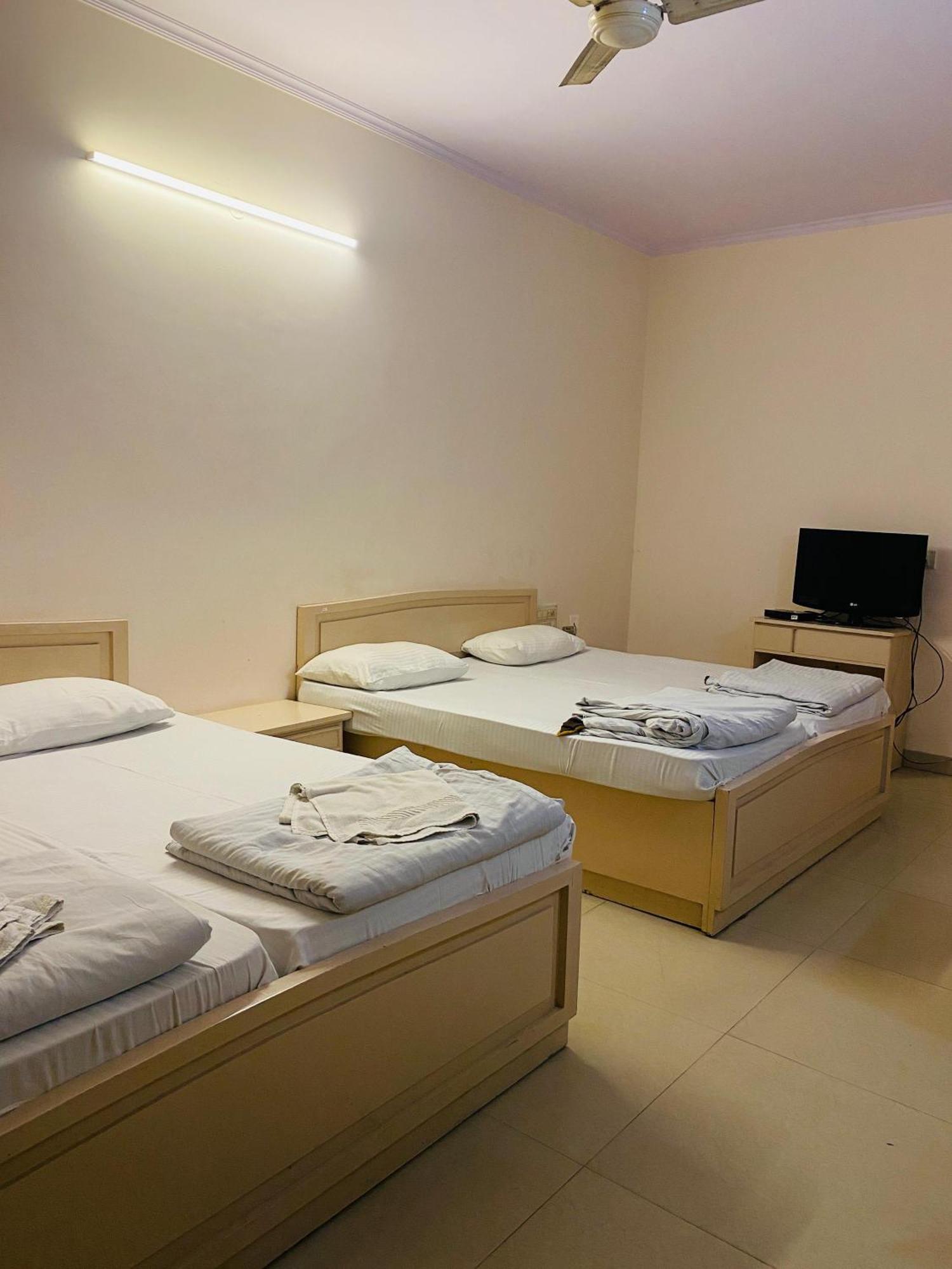 Hotel Mayur Deluxe มีรัท ภายนอก รูปภาพ